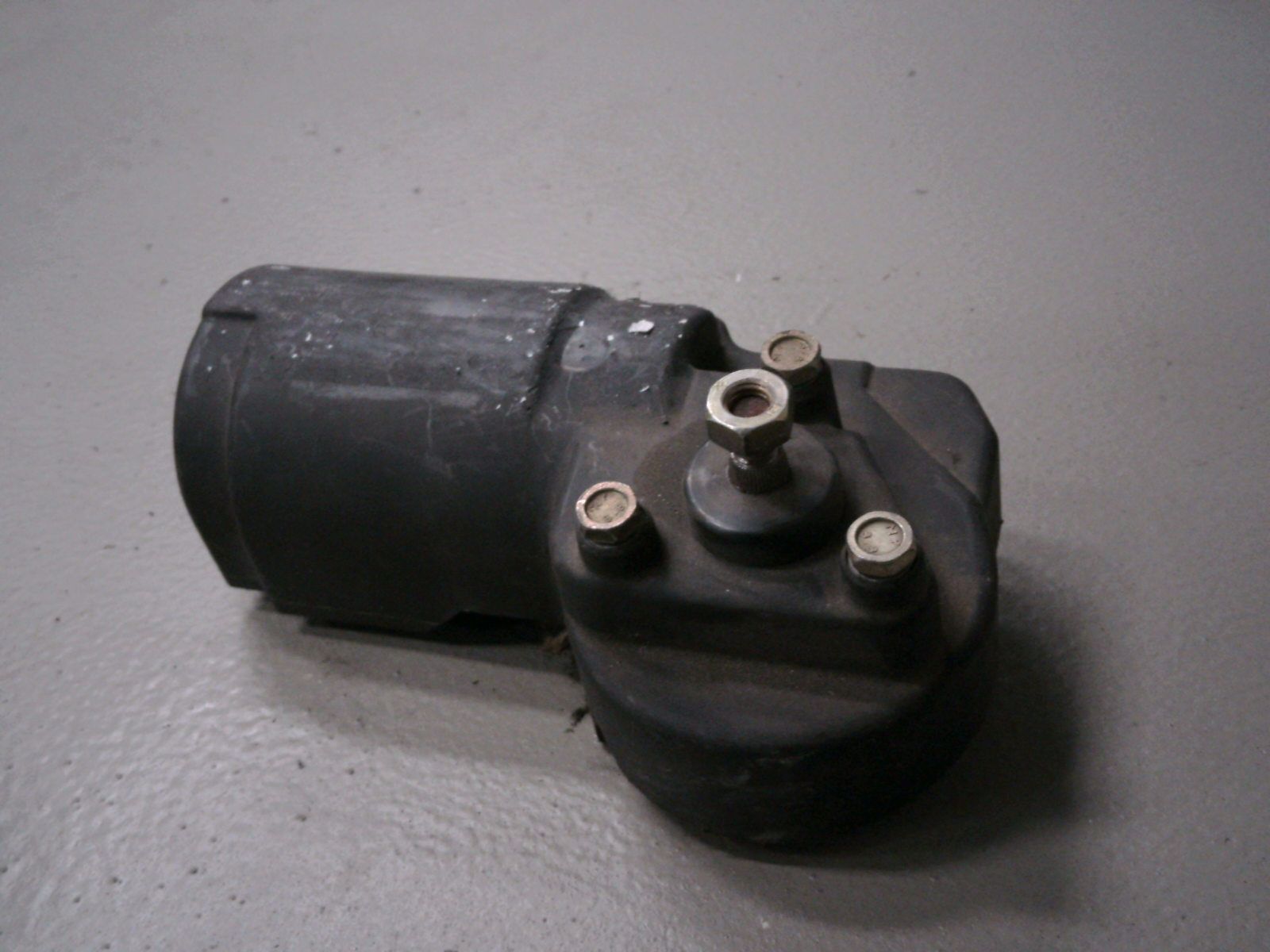 SCHEIBENWISCHERMOTOR VORNE