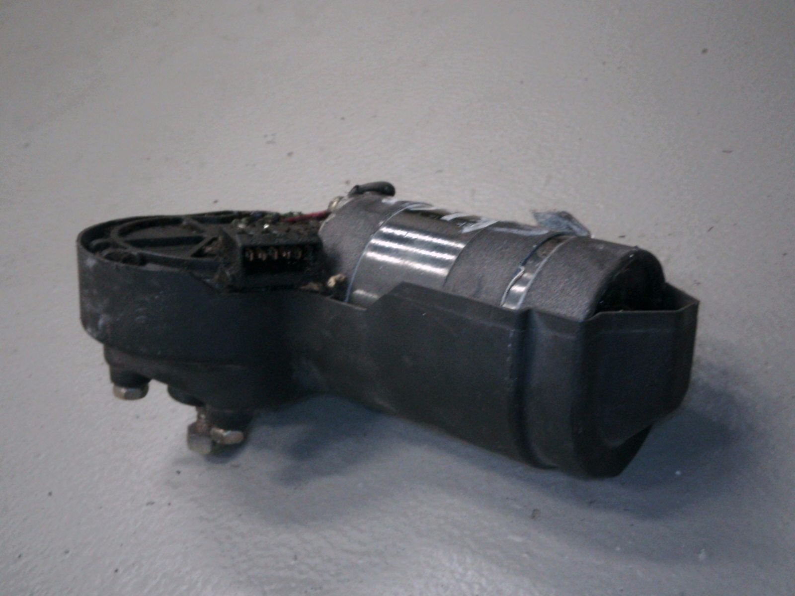 SCHEIBENWISCHERMOTOR VORNE