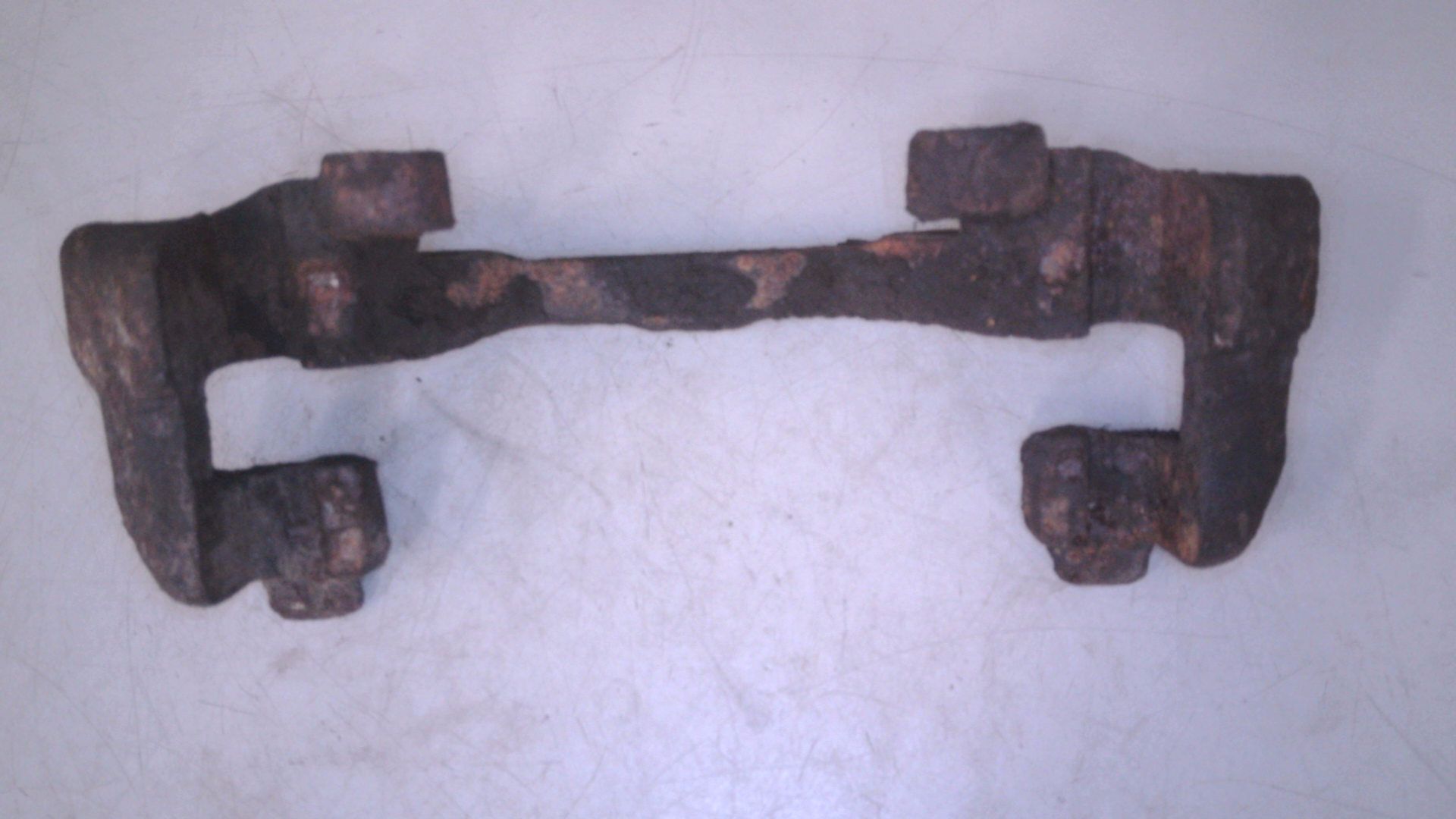 BREMSSATTELTRÄGER vorne links
