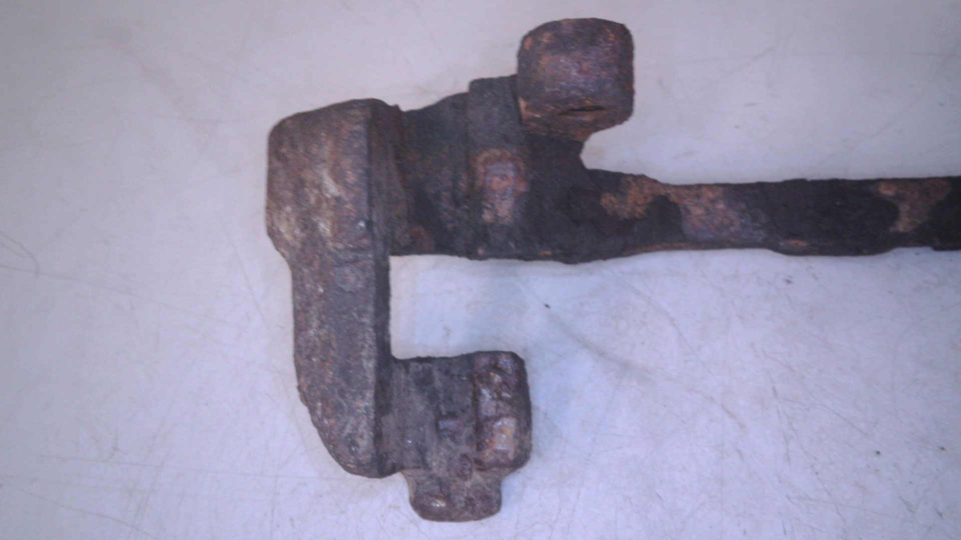 BREMSSATTELTRÄGER vorne links