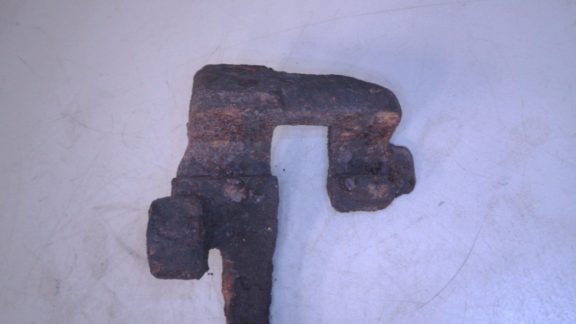 BREMSSATTELTRÄGER vorne links