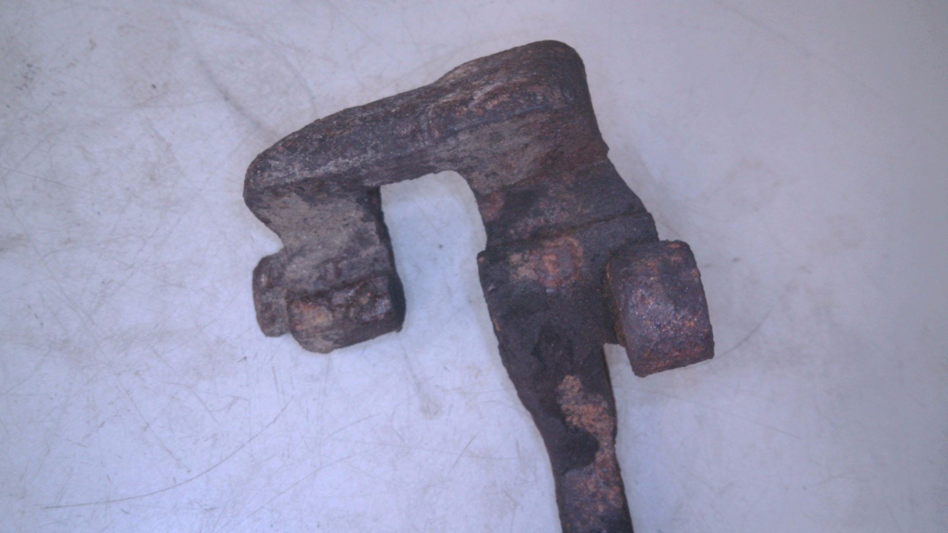 BREMSSATTELTRÄGER vorne links