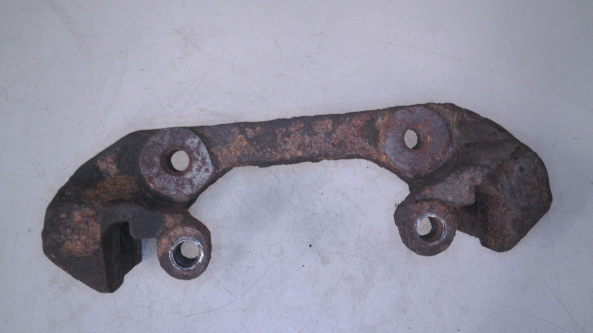 BREMSSATTELTRÄGER vorne links