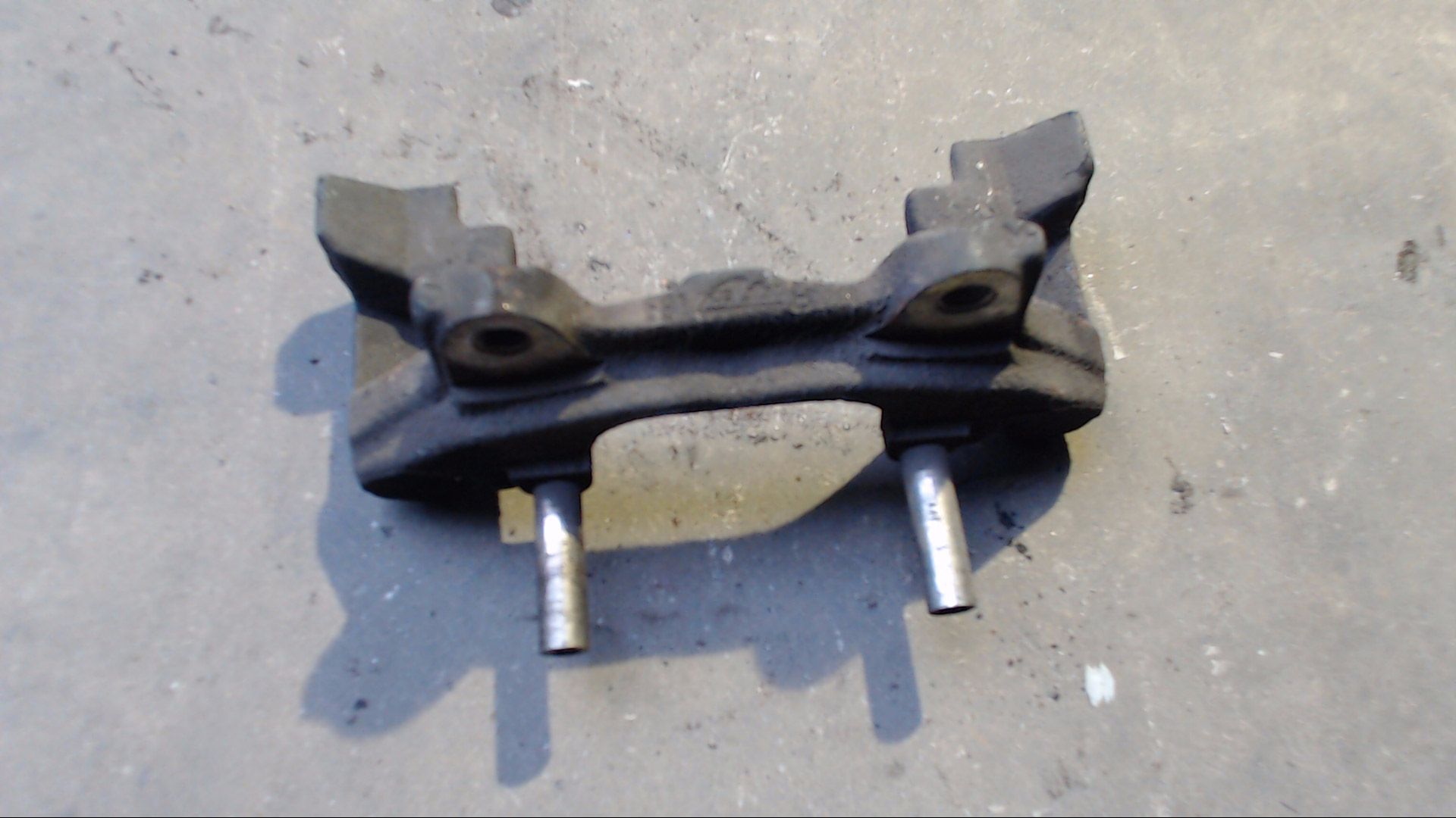 BREMSSATTELTRÄGER RECHTS