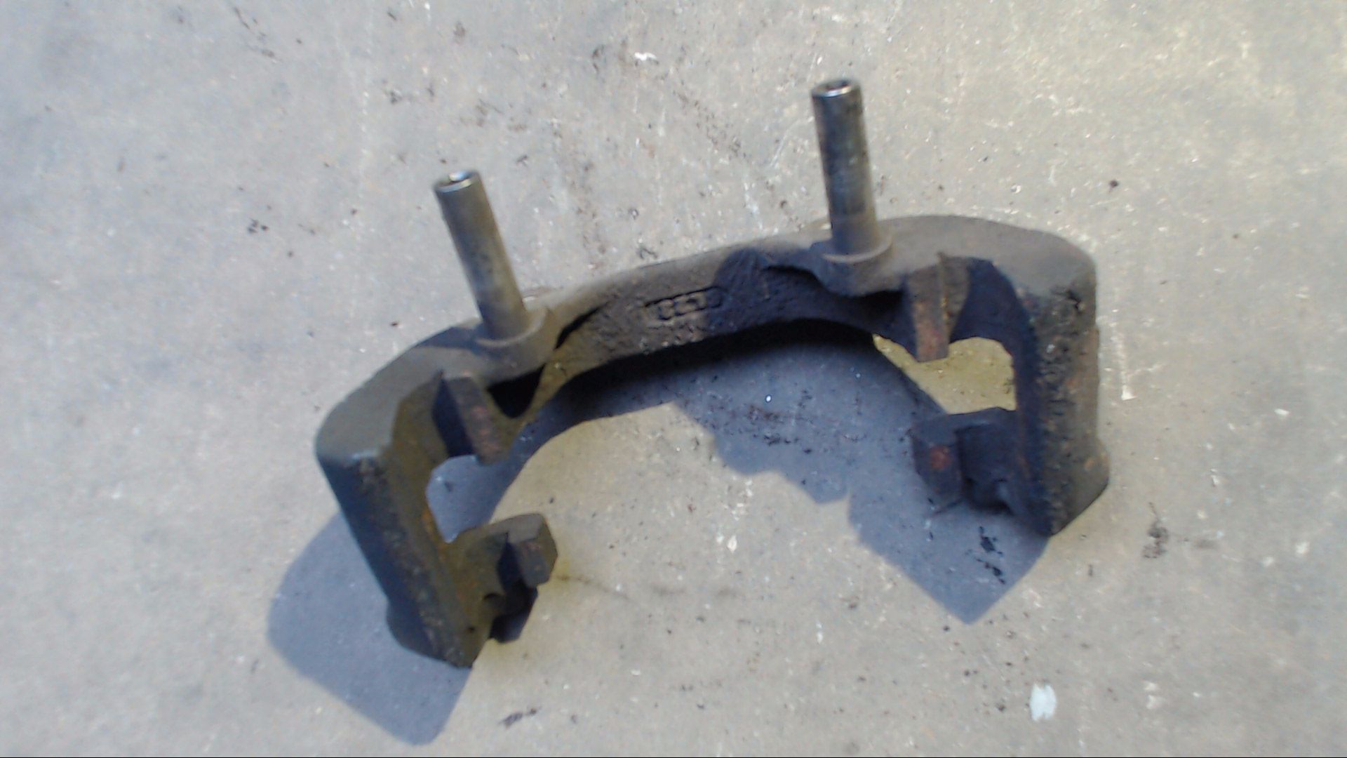 BREMSSATTELTRÄGER RECHTS