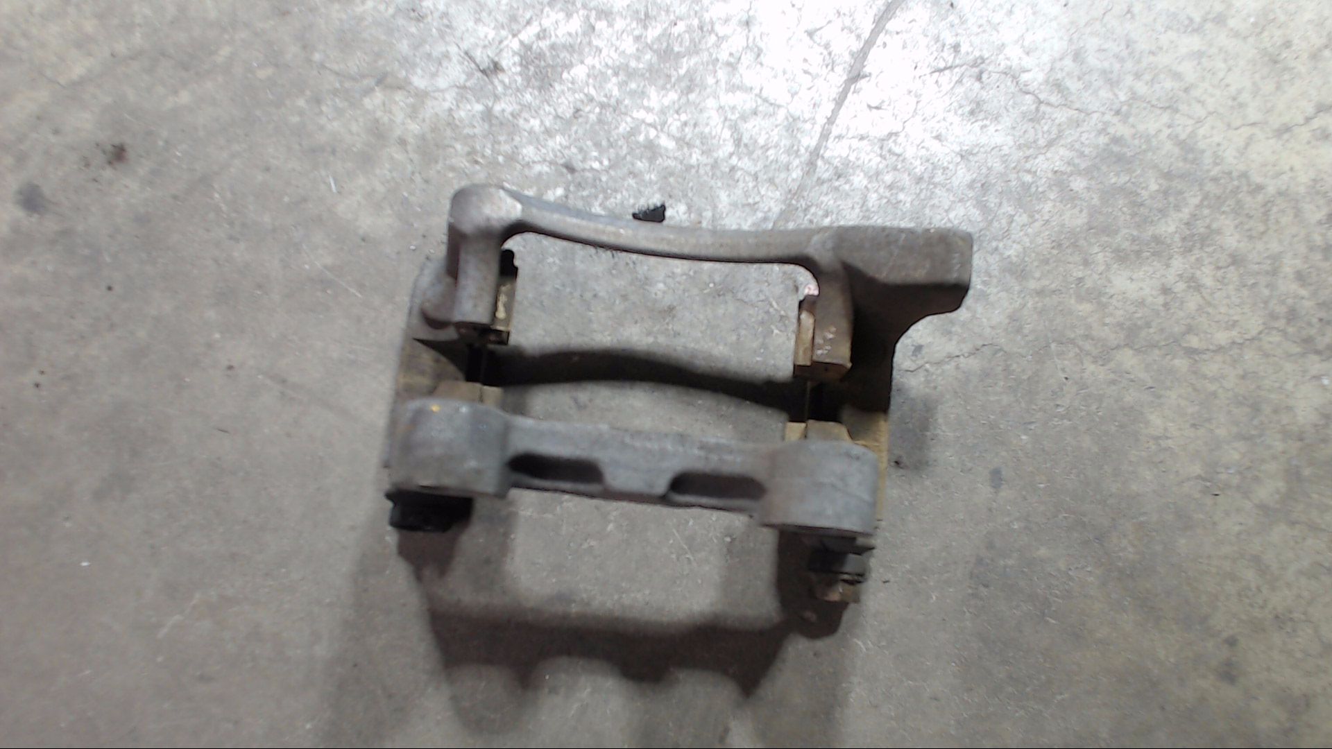 BREMSSATTELTRÄGER HINTEN RECHTS