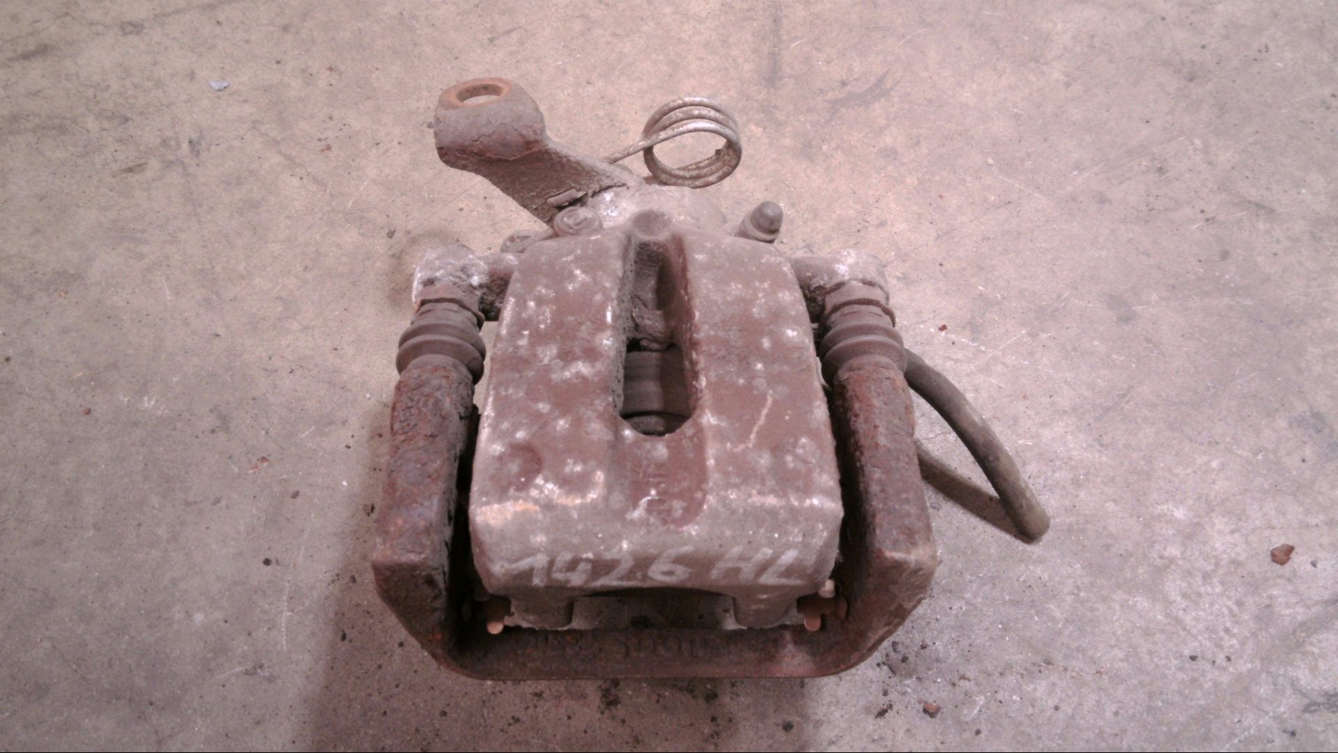 BREMSSATTEL MIT TRÄGER HINTEN LINKS