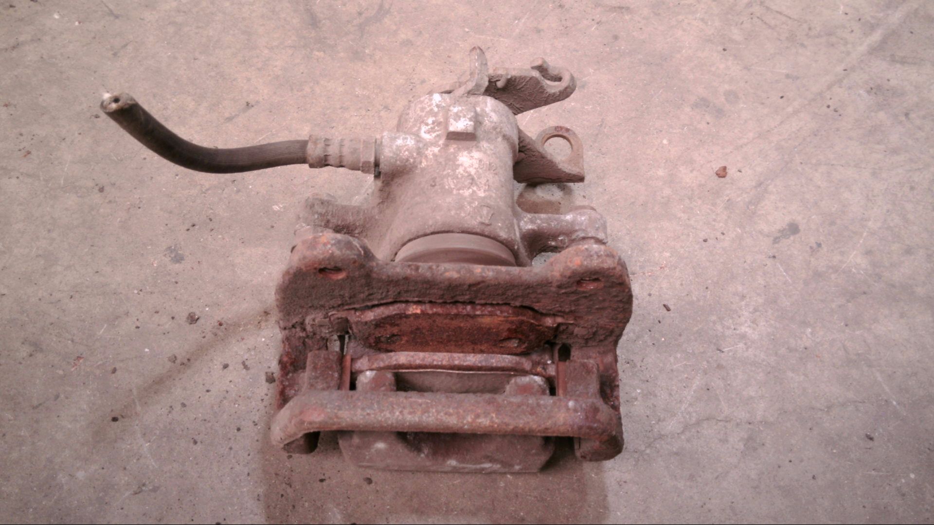 BREMSSATTEL MIT TRÄGER HINTEN LINKS