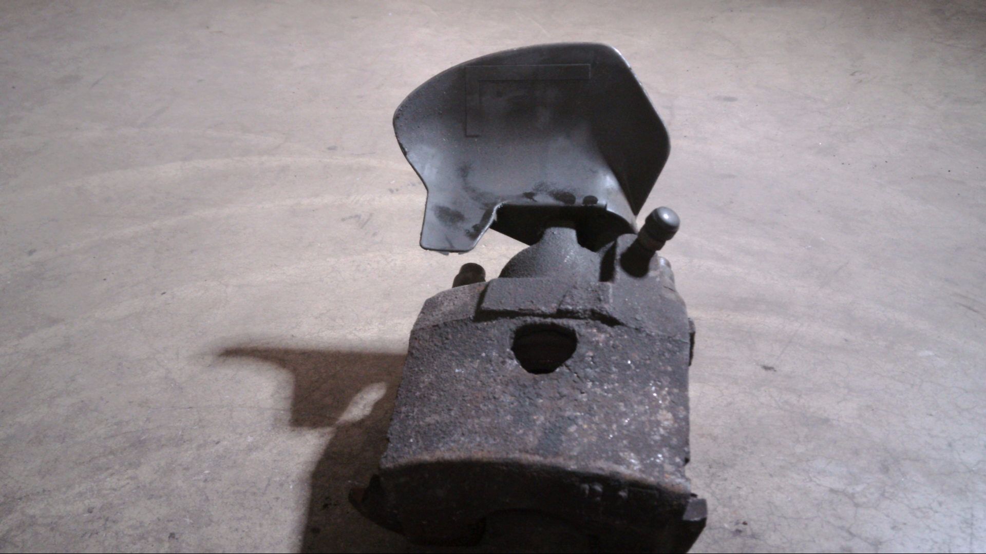 BREMSSATTEL  VORNE LINKS