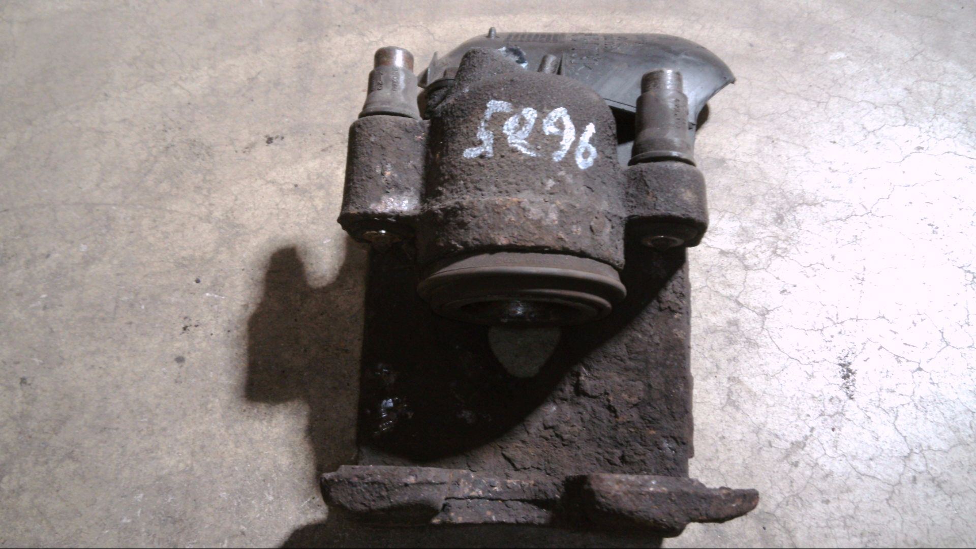 BREMSSATTEL  VORNE LINKS