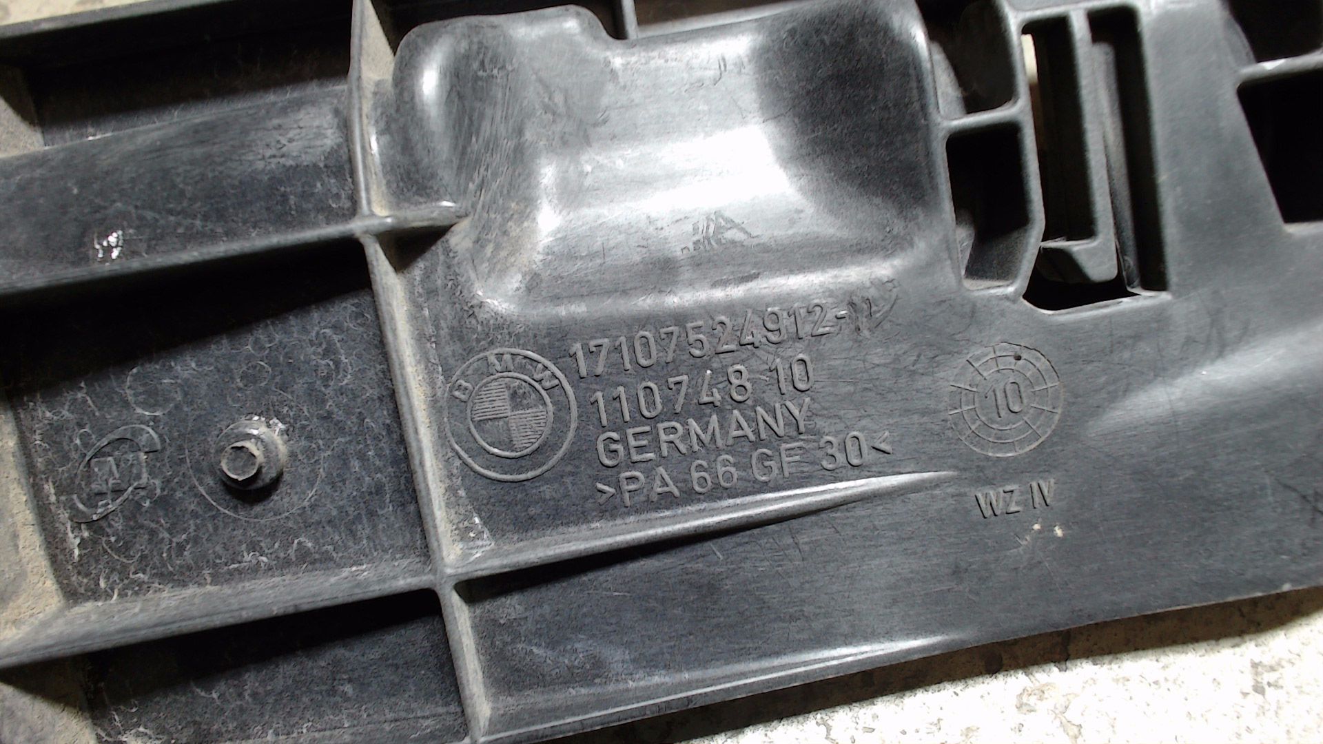 Kühlerverkleidung HALTER TRÄGER KÜHLER Links
