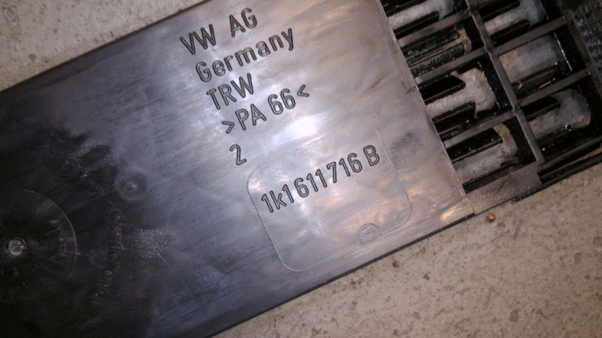 ABDECKUNG HALTER BREMSLEITUNG