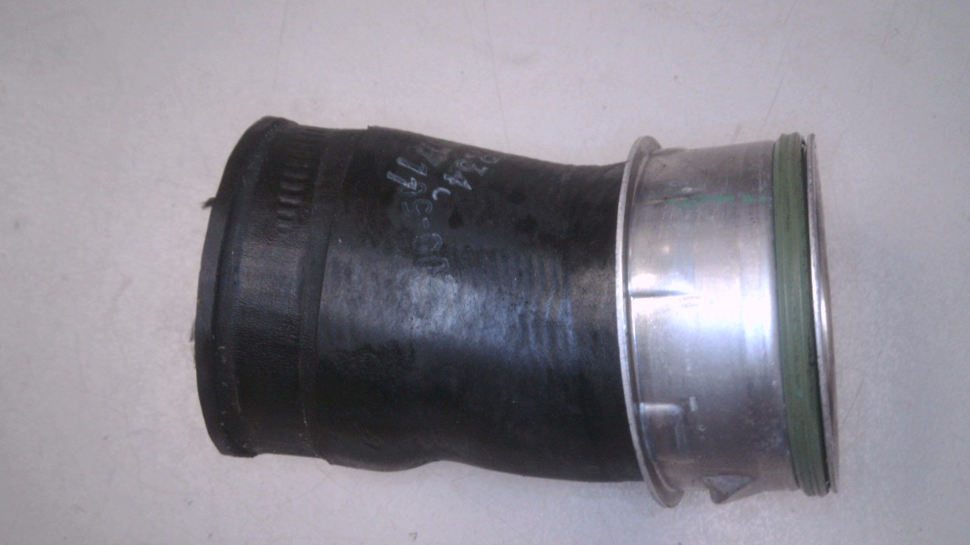 Druckschlauch an Ladeluftkühler rechts