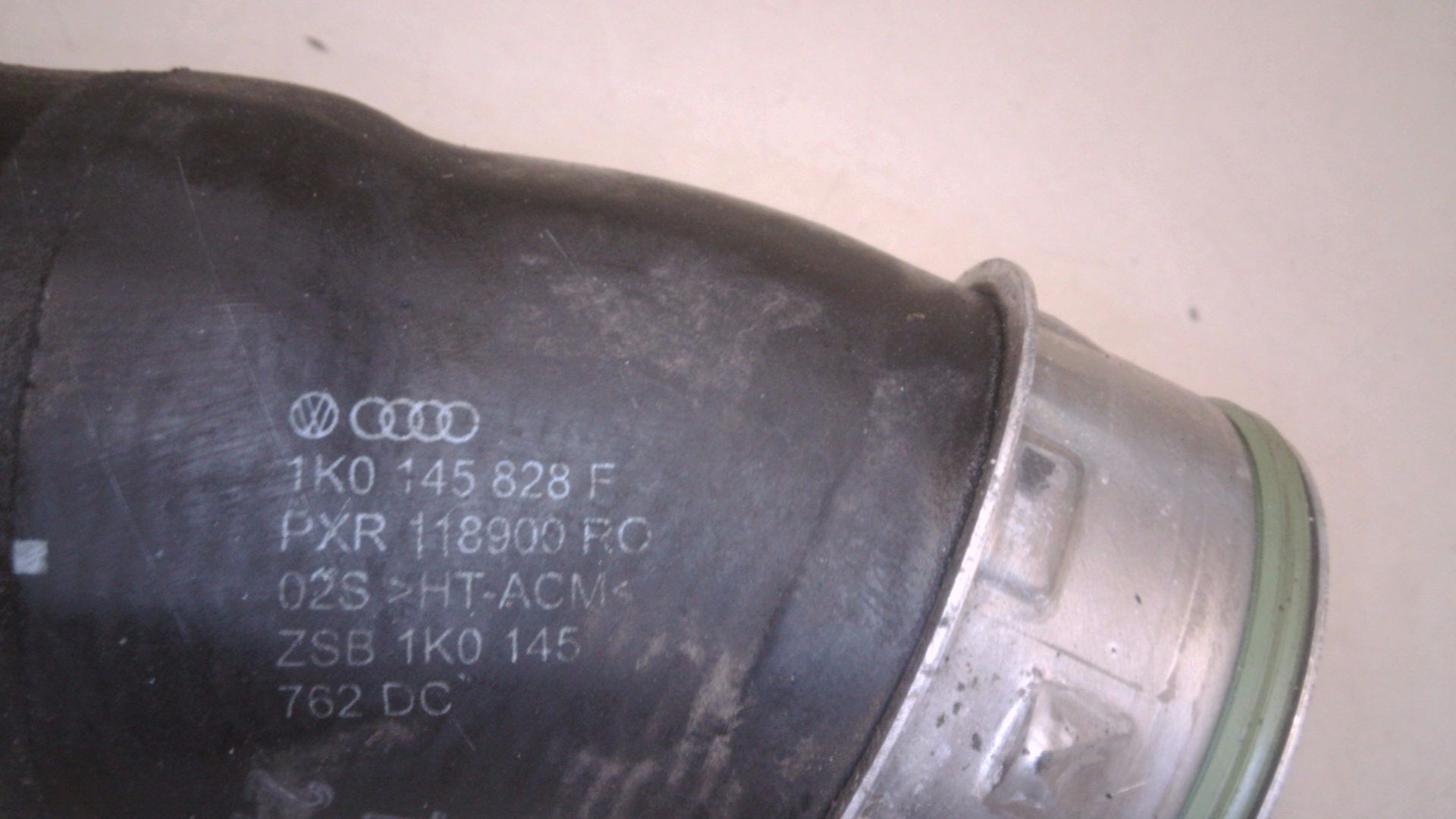 Druckschlauch an Ladeluftkühler rechts