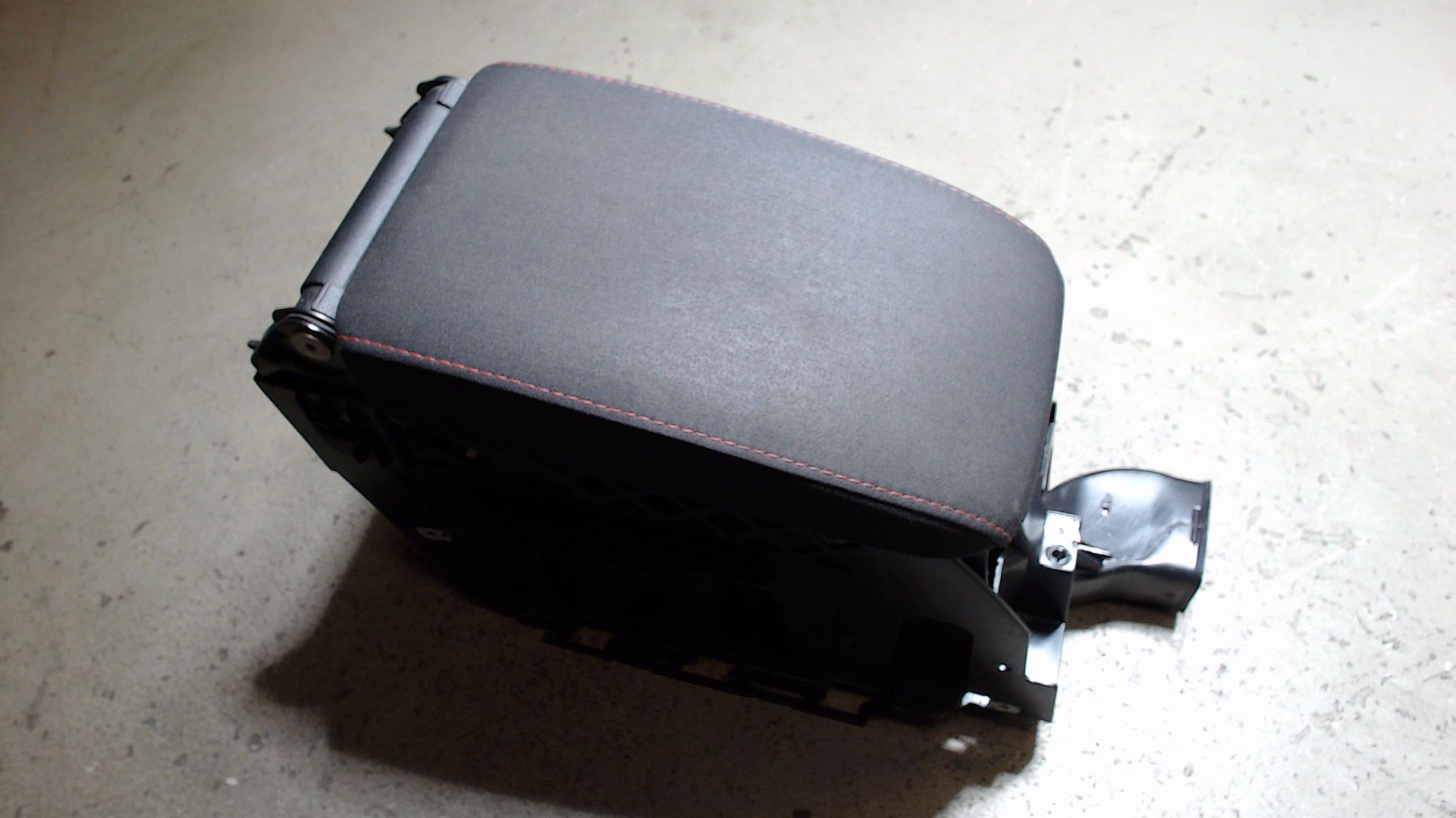 GTI GTD ARMLEHNE MITTELKONSOLE ROTE NÄHTE