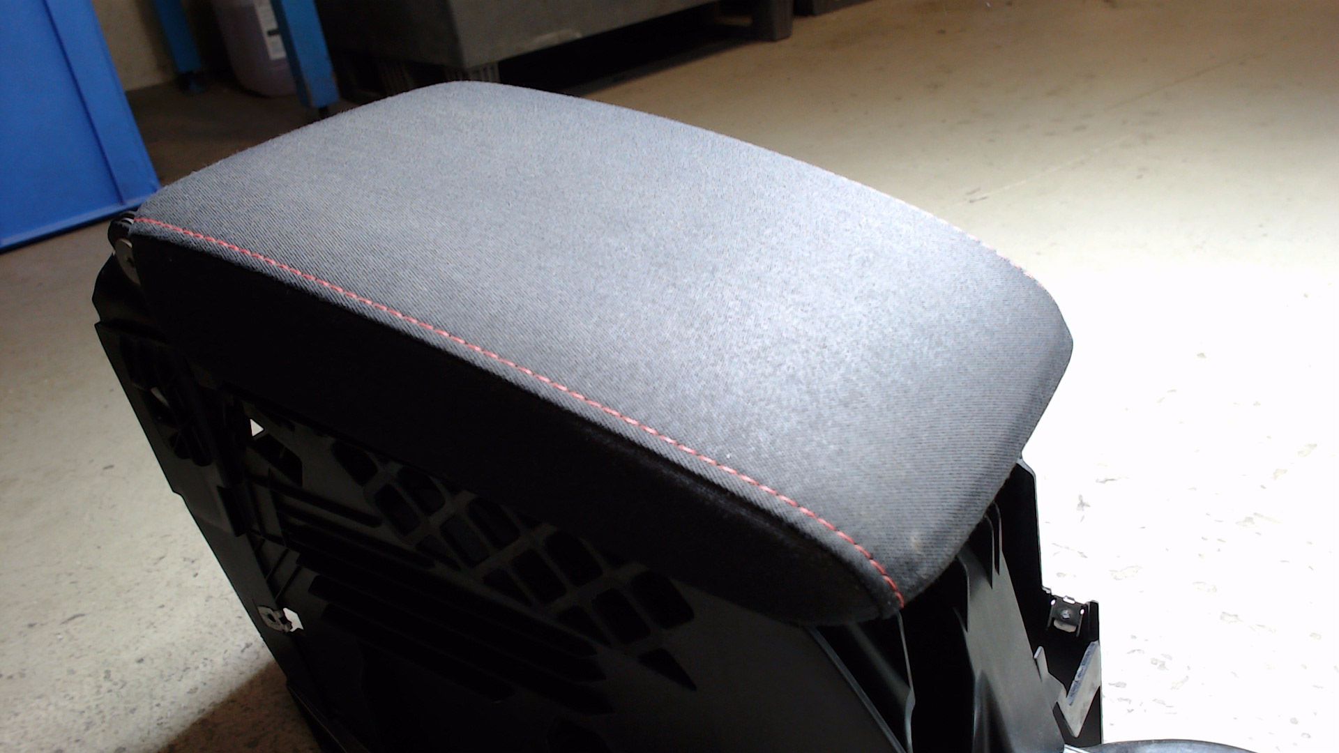 GTI GTD ARMLEHNE MITTELKONSOLE ROTE NÄHTE