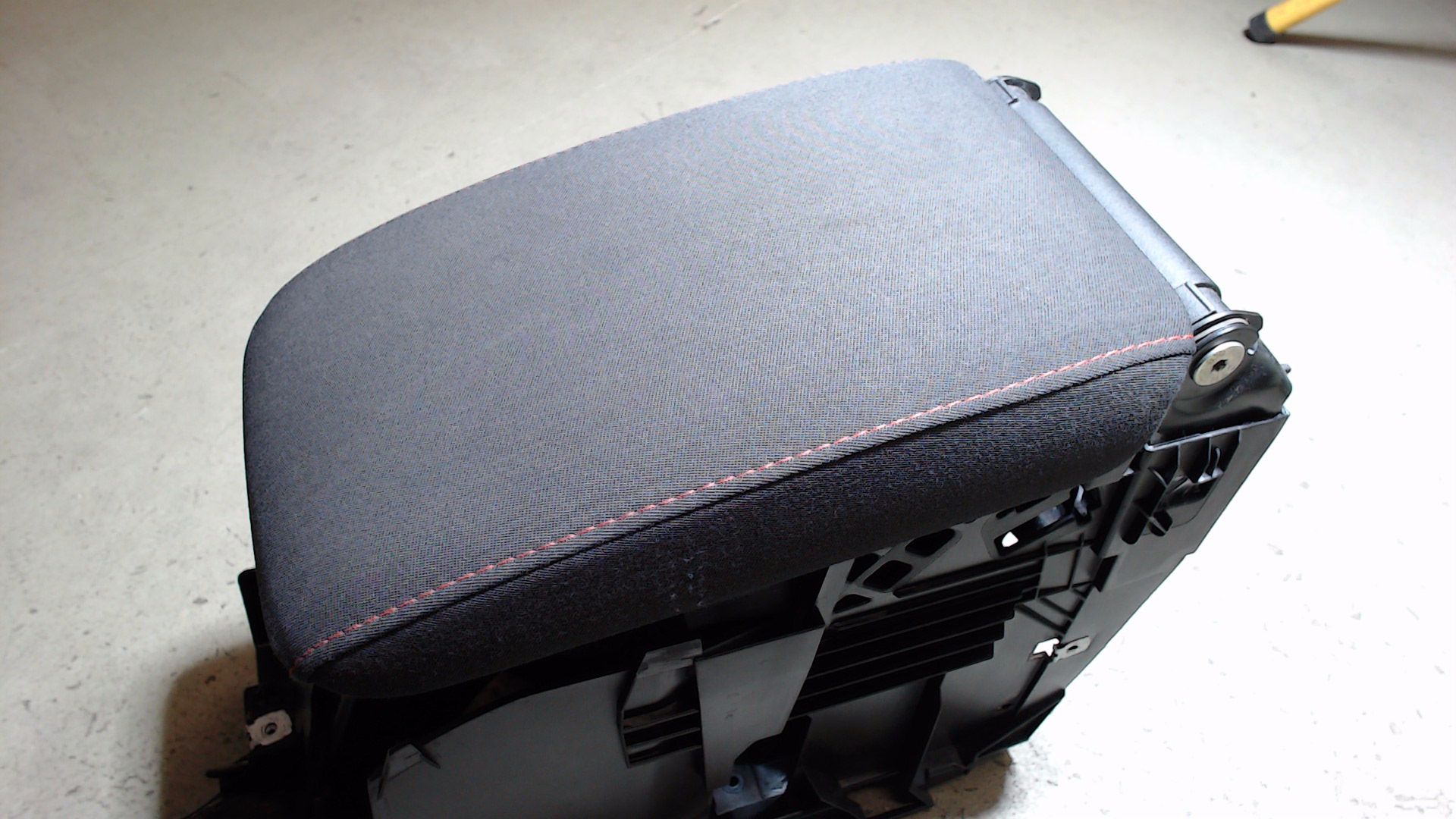 GTI GTD ARMLEHNE MITTELKONSOLE ROTE NÄHTE