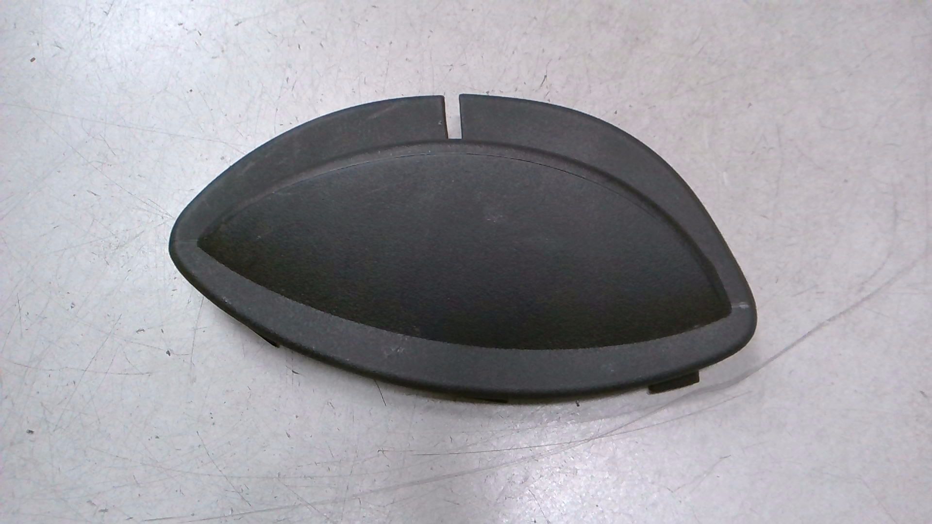 GURTFÜHRUNG VERKLEIDUNG Mittelsäule unten Links