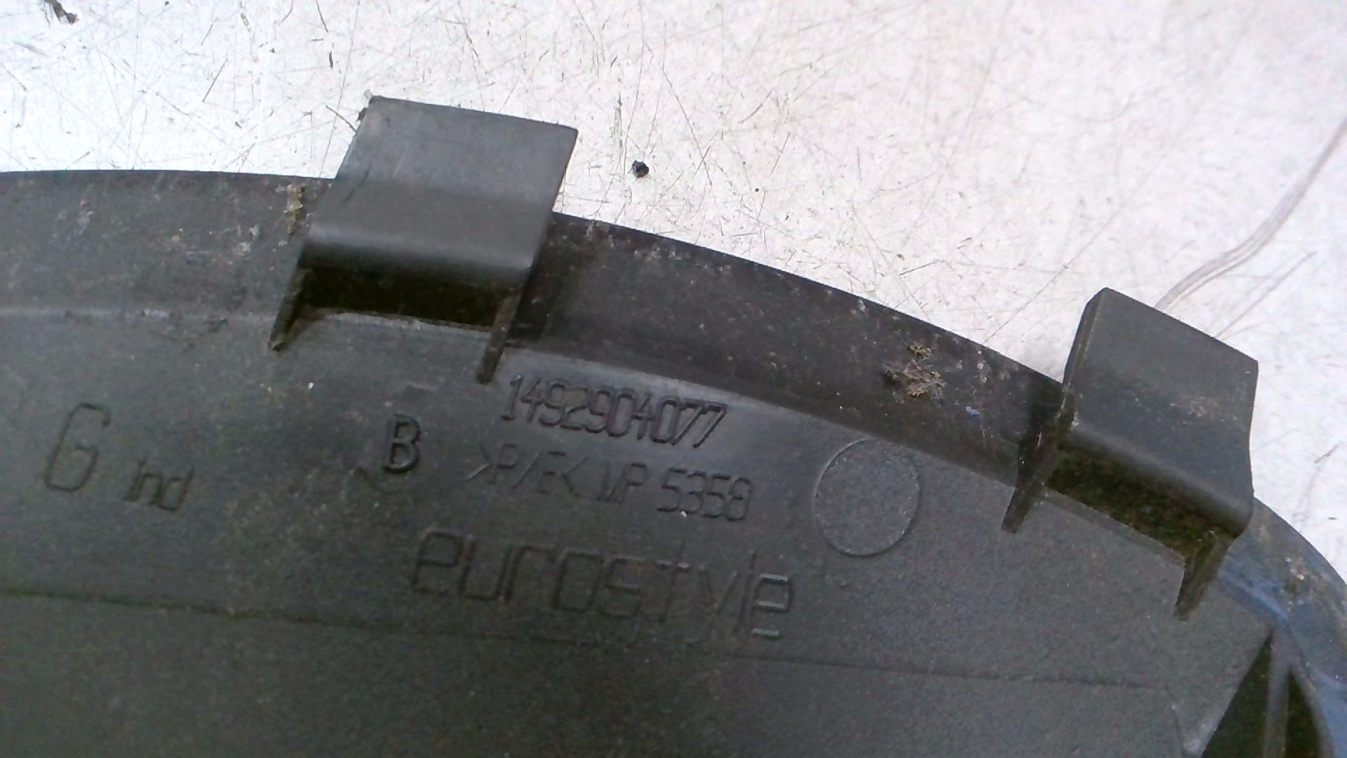 GURTFÜHRUNG VERKLEIDUNG Mittelsäule unten Links